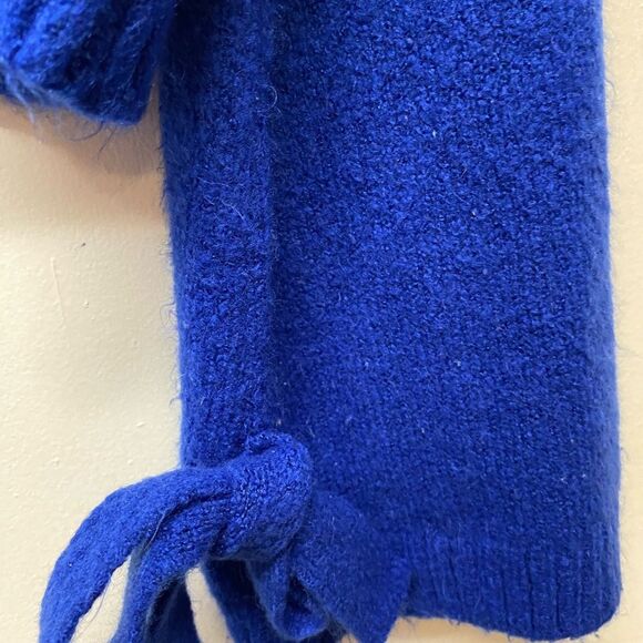 Forever 21 Blue Size M Cropped Sweater With Bows On Sleeves - Picture 3 of 4
